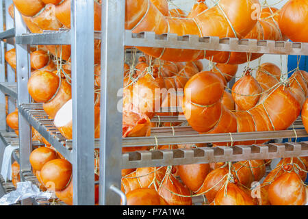 La saucisse. Ligne de production de saucisses. Sur le comptoir de la saucisse pour le fumoir. Fabrication industrielle des saucisses. Banque D'Images