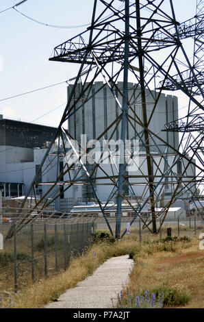 Electriciity laissant pylônes centrale atomique dormeur angleterre kent Banque D'Images