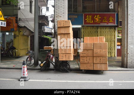 Grande chargement de caisses pour un vélo au centre-ville de Guangzhou, Chine Banque D'Images