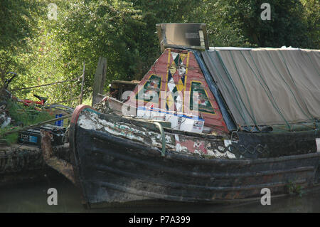 Abandonnés ou négligés narrowboats sur Grand Union Canal, Warwickshire, UK Banque D'Images