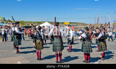 FESTIVAL DE PORTSOY ABERDEENSHIRE ECOSSE PORTSOY TUYAU ET DE TAMBOURS CERCLE FORMÉ AU-DESSUS DU PORT Banque D'Images