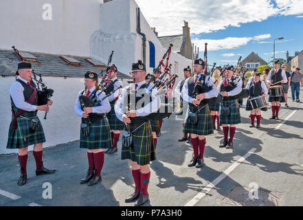 FESTIVAL DE PORTSOY ABERDEENSHIRE ECOSSE PORTSOY TUYAU ET DE TAMBOURS ENTREZ LE PORT Banque D'Images