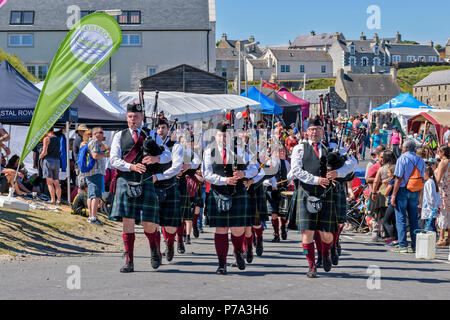 FESTIVAL DE PORTSOY ABERDEENSHIRE ECOSSE PORTSOY TUYAU ET DE TAMBOURS MARCHE DANS LE PORT Très fréquenté Banque D'Images