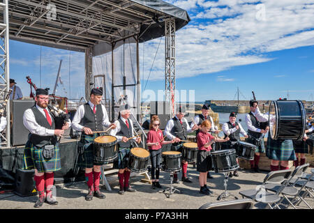 PORTSOY ABERDEENSHIRE ECOSSE FESTIVAL DE CORNEMUSES ET TAMBOURS PORTSOY BANDE PRÈS DE LA SCÈNE ET À JOUER POUR UN PUBLIC Banque D'Images