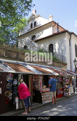 Stands de cadeaux et Klausen Synagogue, U Starého Hřbitova, Josefov (quartier juif), Prague, Tchéquie (République tchèque), de l'Europe Banque D'Images