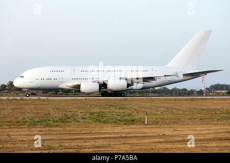 Hifly Malte Airbus A380-841 (9H-MIP) débarquement à Malte pour la peinture en couleurs Hi Fly Aviation à Malte des cosmétiques (ACM). Ex 9V-SKC avec Singapore Airl Banque D'Images