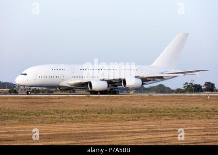 Hifly Malte Airbus A380-841 (9H-MIP) débarquement à Malte pour la peinture en couleurs Hi Fly Aviation à Malte des cosmétiques (ACM). Ex 9V-SKC avec Singapore Airl Banque D'Images
