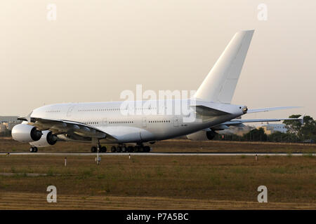 Hifly Malte Airbus A380-841 (9H-MIP) débarquement à Malte pour la peinture en couleurs Hi Fly Aviation à Malte des cosmétiques (ACM). Ex 9V-SKC avec Singapore Airl Banque D'Images