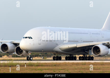 Hifly Malte Airbus A380-841 (9H-MIP) débarquement à Malte pour la peinture en couleurs Hi Fly Aviation à Malte des cosmétiques (ACM). Ex 9V-SKC avec Singapore Airl Banque D'Images