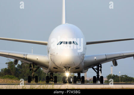 Hifly Malte Airbus A380-841 (9H-MIP) débarquement à Malte pour la peinture en couleurs Hi Fly Aviation à Malte des cosmétiques (ACM). Ex 9V-SKC avec Singapore Airl Banque D'Images