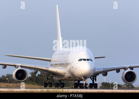 Hifly Malte Airbus A380-841 (9H-MIP) débarquement à Malte pour la peinture en couleurs Hi Fly Aviation à Malte des cosmétiques (ACM). Ex 9V-SKC avec Singapore Airl Banque D'Images