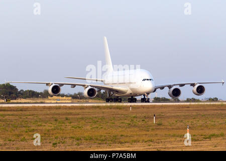 Hifly Malte Airbus A380-841 (9H-MIP) débarquement à Malte pour la peinture en couleurs Hi Fly Aviation à Malte des cosmétiques (ACM). Ex 9V-SKC avec Singapore Airl Banque D'Images