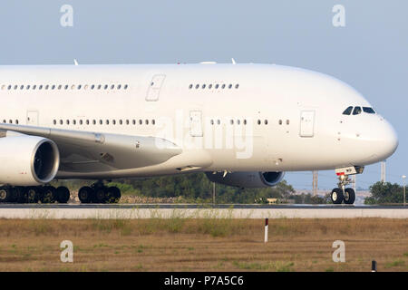 Hifly Malte Airbus A380-841 (9H-MIP) débarquement à Malte pour la peinture en couleurs Hi Fly Aviation à Malte des cosmétiques (ACM). Ex 9V-SKC avec Singapore Airl Banque D'Images