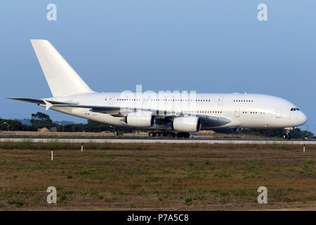 Hifly Malte Airbus A380-841 (9H-MIP) débarquement à Malte pour la peinture en couleurs Hi Fly Aviation à Malte des cosmétiques (ACM). Ex 9V-SKC avec Singapore Airl Banque D'Images