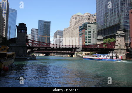 State Street Bridge comme vu lors de la marche le long de la rivière Chicago au centre-ville de Chicago, le River Walk en Illinois. Banque D'Images