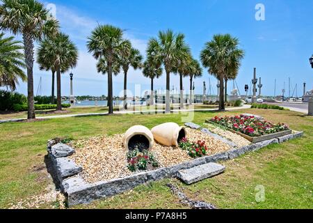 Un parc le long de la rivière Matanzas avec vue sur le pont des Lions à Saint Augustine, Floride USA Banque D'Images