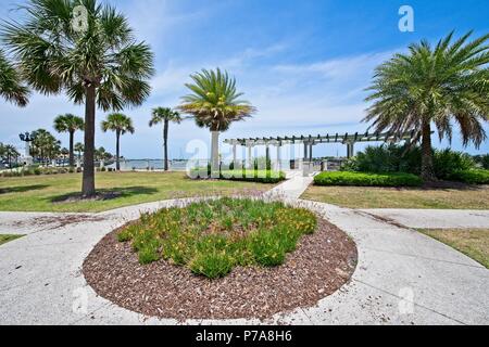 Un parc le long de la rivière Matanzas avec vue sur le pont des Lions à Saint Augustine, Floride USA Banque D'Images