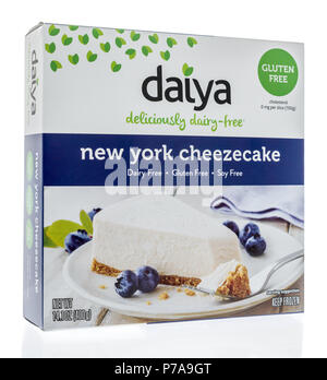 Winneconne, WI - 1 juillet 2018 : une boîte de New York Cheezecake Daiya sur un fond isolé. Banque D'Images