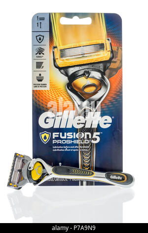 Winneconne, WI - 4 juillet 2018 : un ensemble de Rasage Gillette Rasoir Fusion Proshield 5 sur un fond isolé. Banque D'Images