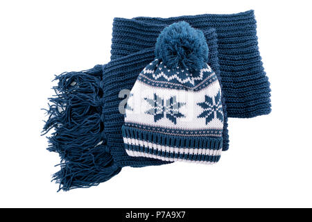 Hiver tricoté bleu bobble hat and scarf isolé sur un fond blanc. Banque D'Images