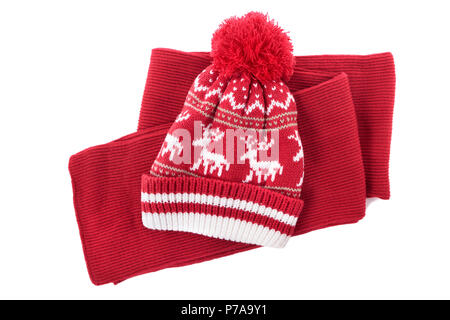 Écharpe en tricot rouge et l'hiver bobble hat isolé sur fond blanc Banque D'Images