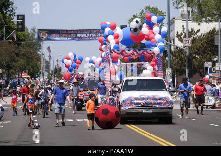 Los Angeles, Californie, USA. 4 juillet, 2018. Les participants au cours de la 4ème mars Parade de juillet à South Pasadena, Californie le 4 juillet 2018. Ringo : crédit Chiu/ZUMA/Alamy Fil Live News Banque D'Images