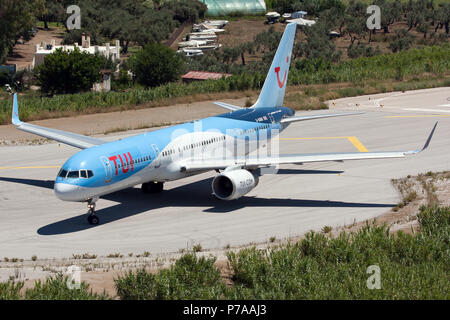 Skiathos, Sporades, en Grèce. 29 Juin, 2018. TUI Boeing 757-200 de prendre une voie de garage de l'aéroport de Skiathos plein de vacanciers britanniques Crédit : Fabrizio Gandolfo/SOPA Images/ZUMA/Alamy Fil Live News Banque D'Images