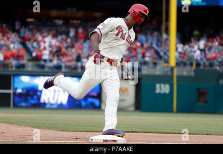 Philadelphie, Pennsylvanie, USA. 4 juillet, 2018. Droit des Phillies de Philadelphie fielder Nick Williams troisième cycles sur ses deux-au cours de la MLB match entre les Orioles de Baltimore et les Phillies de Philadelphie à la Citizens Bank Park de Philadelphie, Pennsylvanie. Christopher Szagola/CSM/Alamy Live News Banque D'Images