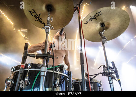 Roskilde, Danemark. 4 juillet, 2018. Le punk anglais esclaves duo effectue un concert live au cours de la Danish music festival Festival de Roskilde en 2018. Ici le chanteur et le batteur Isaac Holman est vu sur scène. (Photo crédit : Gonzales Photo - Peter Troest). Gonzales : Crédit Photo/Alamy Live News Banque D'Images