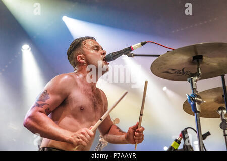 Roskilde, Danemark. 4 juillet, 2018. Le punk anglais esclaves duo effectue un concert live au cours de la Danish music festival Festival de Roskilde en 2018. Ici le chanteur et le batteur Isaac Holman est vu sur scène. (Photo crédit : Gonzales Photo - Peter Troest). Gonzales : Crédit Photo/Alamy Live News Banque D'Images