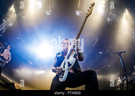 Roskilde, Danemark. 4 juillet, 2018. Le punk anglais esclaves duo effectue un concert live au cours de la Danish music festival Festival de Roskilde en 2018. Ici le chanteur et musicien Laurie Vincent est vu sur scène. (Photo crédit : Gonzales Photo - Peter Troest). Gonzales : Crédit Photo/Alamy Live News Banque D'Images