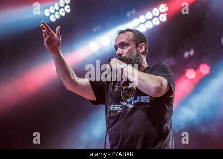 Roskilde, Danemark. 4 juillet, 2018. Le groupe de rock américain effectue un concert live d'embrayage pendant la fête de la musique danoise Roskilde Festival 2018. Ici singer Neil Fallon est vu sur scène. (Photo crédit : Gonzales Photo - Peter Troest). Gonzales : Crédit Photo/Alamy Live News Banque D'Images