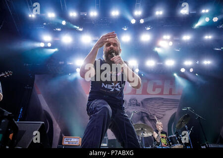 Roskilde, Danemark. 4 juillet, 2018. Le groupe de rock américain effectue un concert live d'embrayage pendant la fête de la musique danoise Roskilde Festival 2018. Ici singer Neil Fallon est vu sur scène. (Photo crédit : Gonzales Photo - Peter Troest). Gonzales : Crédit Photo/Alamy Live News Banque D'Images