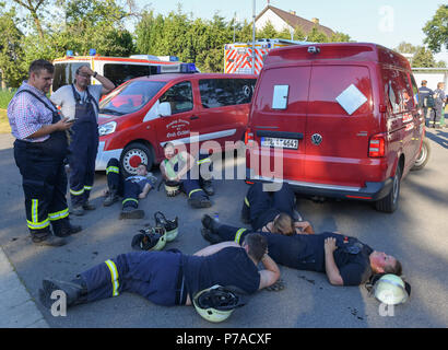 Allemagne, Limsdorf. 4 juillet, 2018. Le personnel peut être vu en position couchée et debout à un espace de stationnement. L'incendie qui a attrapé sur quelque 100 hectares de forêts et de terres sur le terrain a été mis sur le jeudi soir. Plus de 13 heures ont été nécessaires pour éteindre le feu dans le district de Limsdorf, comme le service des incendies déclarés. La police n'est pas encore en mesure de fournir une source pour le feu. Le Brandebourg est en ce moment à haut risque de feux de forêt. Crédit : Patrick Pleul/dpa-Zentralbild/dpa/Alamy Live News Banque D'Images