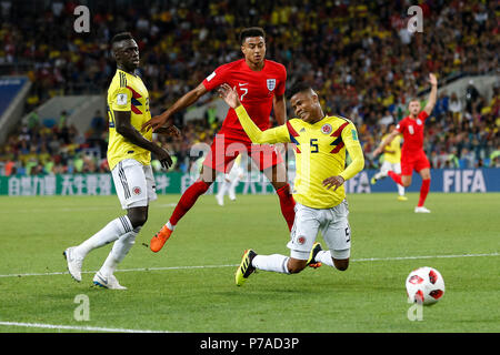 Moscou, Russie. 3 juillet, 2018. Barrios de la Colombie est Wilmar souillée par Jesse Lingard de l'Angleterre durant la Coupe du Monde FIFA 2018 ronde de 16 match entre la Colombie et l'Angleterre au Spartak Stadium le 3 juillet 2018 à Moscou, Russie. (Photo de Daniel Chesterton/phcimages.com) : PHC Crédit Images/Alamy Live News Banque D'Images