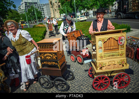 Allemagne, Berlin. 4 juillet, 2018. L'orgue de musiciens poussent leurs instruments internationaux sur la rue Tauentzien en préparation pour le 39e festival d'orgue. Quelques 170 joueurs d'orgue de 12 pays sont attendus pour la 39e édition du festival. Le festival débutera du 6 juillet 2018 à midi à Breitscheid Plaza à Berlin. Credit : Gregor Fischer/dpa/Alamy Live News Banque D'Images