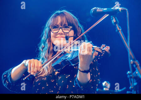 Roskilde, Danemark. 4 juillet, 2018. Le trio folk Américain je suis avec elle effectue un concert live au cours de la Danish music festival Festival de Roskilde en 2018. Chanteur et musicien ici Sara Watkins est vu sur scène. (Photo crédit : Gonzales Photo - Peter Troest). Gonzales : Crédit Photo/Alamy Live News Banque D'Images