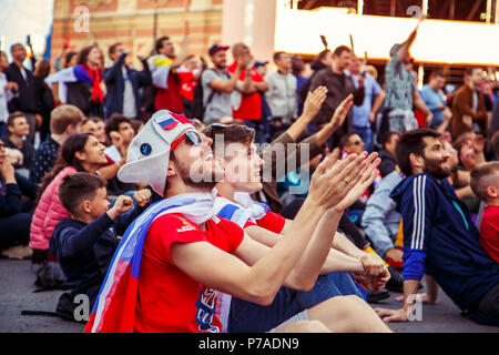 Saint-pétersbourg, Russie. 3 juillet, 2018. Fans de foot dans la fan zone objectif se réjouir. Coupe du Monde FIFA 2018. Credit : Elizaveta Larionova/Alamy Live News Banque D'Images