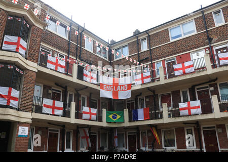 London UK. 5e juillet 2018. Les résidents de l'ancien de Kirby est de Londres Bermondsey décorer leurs propriétés avec St George drapeaux et banderoles comme spectacle, soutien à l'équipe de l'Angleterre à la coupe du monde que l'Angleterre jouent leur match quart de finale contre la Suède le samedi 7 juillet, et est maintenant devenu une attraction touristique populaire Crédit : amer ghazzal/Alamy Live News Banque D'Images