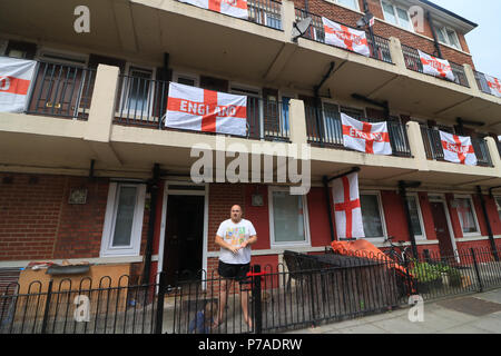 London UK. 5e juillet 2018. Les résidents de l'ancien de Kirby est de Londres Bermondsey décorer leurs propriétés avec St George drapeaux et banderoles comme spectacle, soutien à l'équipe de l'Angleterre à la coupe du monde que l'Angleterre jouent leur match quart de finale contre la Suède le samedi 7 juillet, et est maintenant devenu une attraction touristique populaire Crédit : amer ghazzal/Alamy Live News Banque D'Images