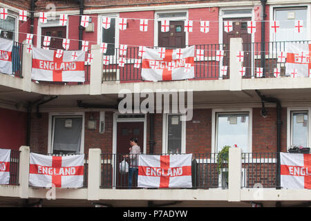 London UK. 5e juillet 2018. Les résidents de l'ancien de Kirby est de Londres Bermondsey décorer leurs propriétés avec St George drapeaux et banderoles comme spectacle, soutien à l'équipe de l'Angleterre à la coupe du monde que l'Angleterre jouent leur match quart de finale contre la Suède le samedi 7 juillet : Crédit amer ghazzal/Alamy Live News Banque D'Images