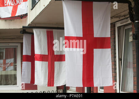 London UK. 5e juillet 2018. Les résidents de l'ancien de Kirby est de Londres Bermondsey décorer leurs propriétés avec St George drapeaux et banderoles comme spectacle, soutien à l'équipe de l'Angleterre à la coupe du monde que l'Angleterre jouent leur match quart de finale contre la Suède le samedi 7 juillet : Crédit amer ghazzal/Alamy Live News Banque D'Images