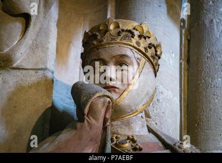 16 octobre 2017, Naumburg/Saale, Allemagne : Uta, l'un des douze chiffres fondateurs dans la cathédrale de Naumburg. Le bâtiment en Saxe-Anhalt a été déclaré site du patrimoine mondial de l'UNESCO sur 01.07.2018. La cathédrale de Naumburg Saint Pierre et Paul a été créé au 13ème siècle et compte parmi les plus importants bâtiments de la cathédrale du haut Moyen-Âge. Célèbres sont les douze chiffres des donateurs dans la cathédrale créé par le "maître de Naumburg', un sculpteur de pierre inconnu à ce jour, qui sont parmi les plus importantes œuvres d'art de l'époque. Photo : Frank Rumpenhorst/dpa Banque D'Images