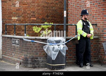 Amesbury, Wiltshire, Royaume-Uni. 5 juillet, 2018.Un agent de police est à la corbeille bouclée sur Rollestone Street, Salisbury : Crédit Finnbarr Webster/Alamy Live News Banque D'Images