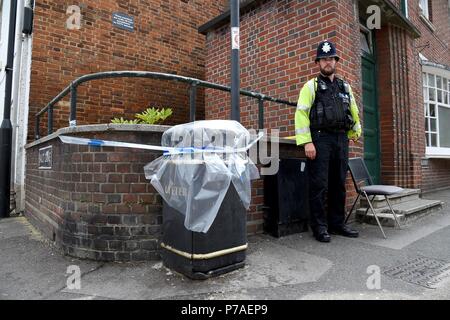 Amesbury, Wiltshire, Royaume-Uni. 5 juillet, 2018.Un agent de police est à la corbeille bouclée sur Rollestone Street, Salisbury : Crédit Finnbarr Webster/Alamy Live News Banque D'Images