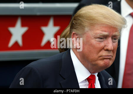 Washington, USA. 4 juillet, 2018. Le Président américain Donald Trump accueille les clients dans un pique-nique pour les familles des militaires à Washington, DC, États-Unis, le mercredi 4 juillet 2018. Des dizaines de militaires retraités et agents de sécurité nationale s'est joint à la NAACP et l'American Medical Association pour demander instamment une cour d'appel fédérale de respecter une ordonnance du tribunal l'interdiction par le blocage de l'emporter sur les personnes transgenres qui servent dans l'armée. Crédit : Yuri Gripas/Piscine via CNP Crédit : MediaPunch MediaPunch /Inc/Alamy Live News Banque D'Images