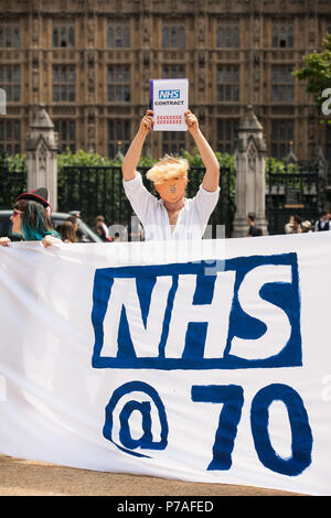 Londres, Royaume-Uni. 5 juillet, 2018. Des militants de Docs pas Flics et l'équipe de tenir une Anti-Swindle NHS banner reading 'NHS@70 : pas de frontières dans le domaine de la santé' dans la place du Parlement sur le 70e anniversaire du Service national de santé. Docs pas Cops est un groupe composé de médecins, infirmiers, militants du VIH, les élèves, les enseignants et les laïcs qui croient que les soins de santé sont un droit de l'homme et s'opposent aux politiques du gouvernement qui pourrait faire à n'importe qui peur consulter un médecin pour des raisons de coût ou de statut d'immigration. Credit : Mark Kerrison/Alamy Live News Banque D'Images