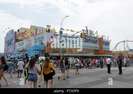 New York, NY, USA. 4 juillet, 2018. Atmosphère au cours de la New York City 4 juillet Nathan's Hot Dog annuel concours tenu à l'Coney Island le 4 juillet 2018 à Coney Island, New York. Credit : Mpi43/media/Alamy Punch Live News Banque D'Images