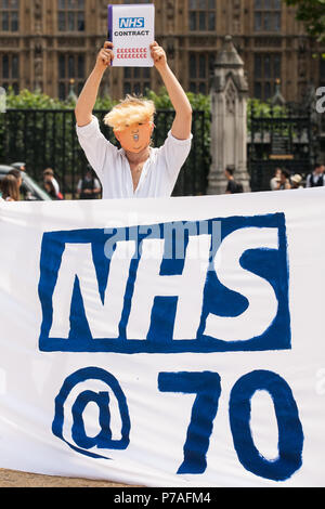 Londres, Royaume-Uni. 5 juillet, 2018. Des militants de Docs pas Flics et l'équipe de tenir une Anti-Swindle NHS banner reading 'NHS@70 : pas de frontières dans le domaine de la santé' dans la place du Parlement sur le 70e anniversaire du Service national de santé. Docs pas Cops est un groupe composé de médecins, infirmiers, militants du VIH, les élèves, les enseignants et les laïcs qui croient que les soins de santé sont un droit de l'homme et s'opposent aux politiques du gouvernement qui pourrait faire à n'importe qui peur consulter un médecin pour des raisons de coût ou de statut d'immigration. Credit : Mark Kerrison/Alamy Live News Banque D'Images