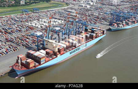 L'Allemagne, de Bremerhaven. 15 Juin, 2018. La vue aérienne montre les navires porte-conteneurs au terminal à conteneurs. Credit : Carmen Jaspersen/dpa/Alamy Live News Banque D'Images